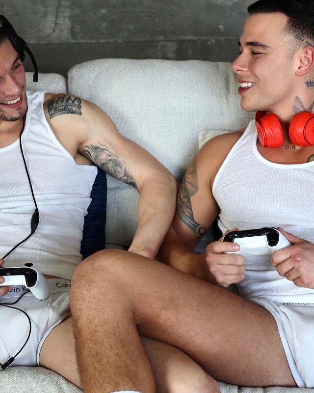 Joe D Martinez with his gay friends (47)